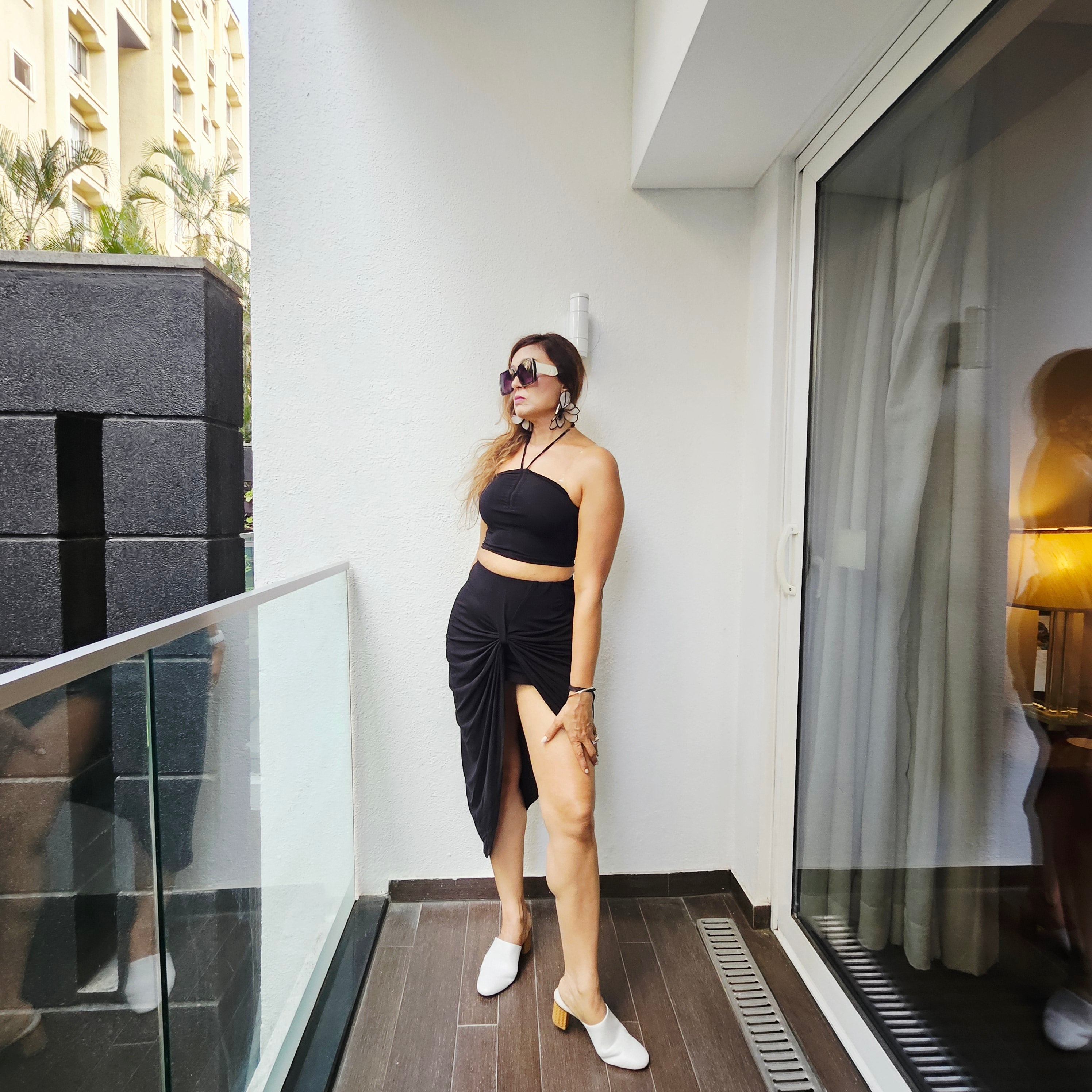 Front knot crystal detail on black skirt with ruched crop – black party matching set
